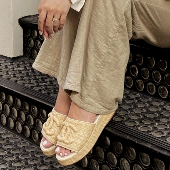Chanel💯19P CC Logo Platform Mules Sandals 39/8.5 - Picture 2 of 10